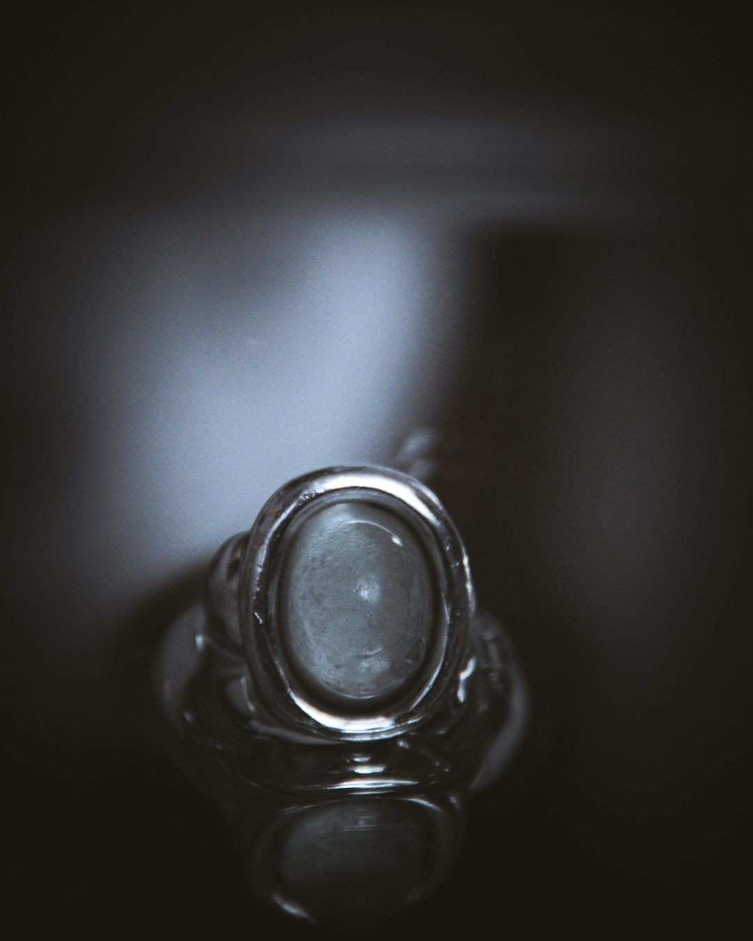 Infographic explaining the role of Djinn amulets in magical protection and energy grounding.